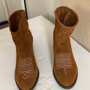 Suede boots by Sketchers